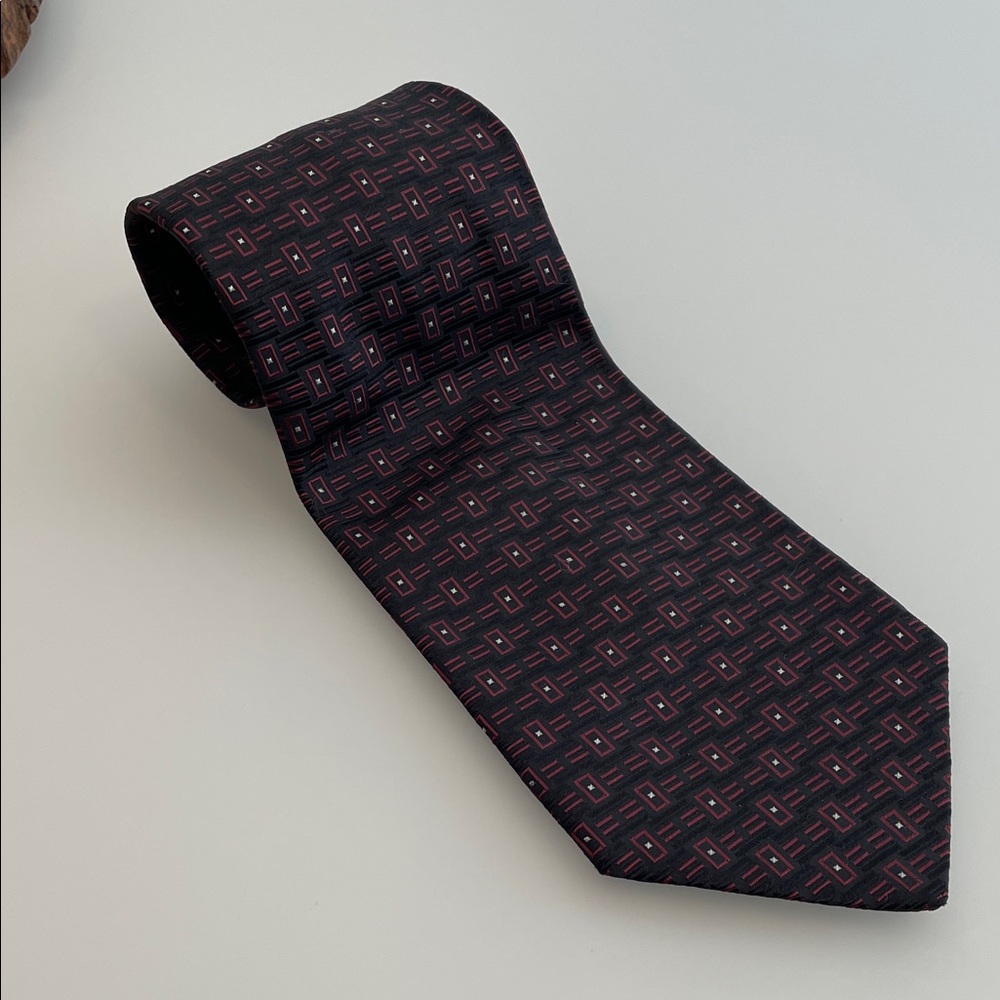 Progress 1878 Elegant Black and Red Geometric Tie